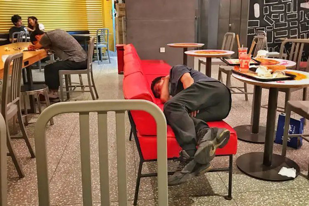  Bộ tộc chiếm chỗ ở KFC Trung Quốc: Phía sau những người đàn ông ăn thừa, ngủ ké, tìm mọi cách giảm bớt sự tồn tại trong mắt người xung quanh - Ảnh 2.