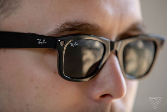   Facebook shakes hands with Ray-Ban to launch Ray-Ban Stories smart glasses: Priced at $299, you can take photos and videos, but the impression comes from the most ordinary thing - Photo 1.