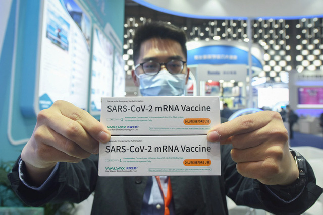 Vaccine mRNA mới sắp được sản xuất ở sát Việt Nam: Niềm hi vọng để đất nước tỷ dân thoát cảnh bế quan tỏa cảng?  - Ảnh 2.