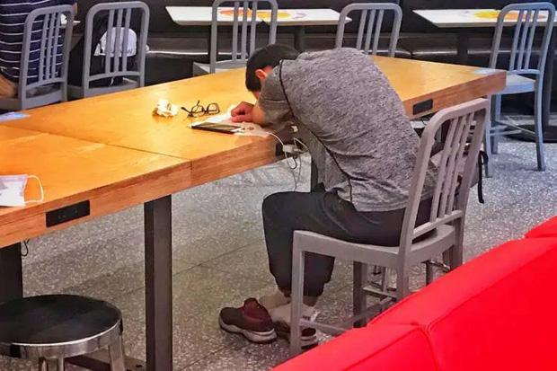  Bộ tộc chiếm chỗ ở KFC Trung Quốc: Phía sau những người đàn ông ăn thừa, ngủ ké, tìm mọi cách giảm bớt sự tồn tại trong mắt người xung quanh - Ảnh 5.