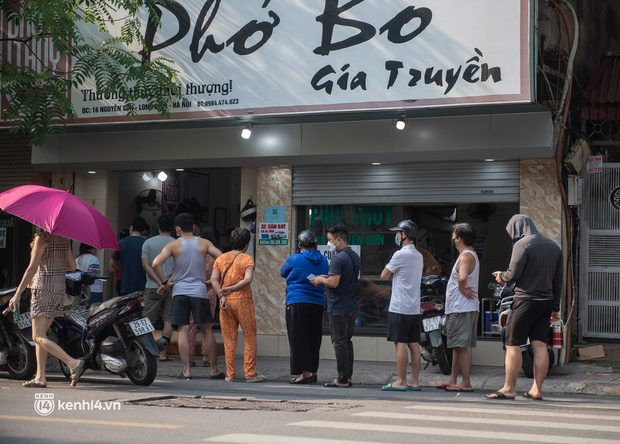  Xếp hàng dài mua đồ ăn ở Long Biên (Hà Nội): Khách mang cả cái nồi to, chủ quán làm 500 tô/ngày vẫn không đủ bán - Ảnh 1.