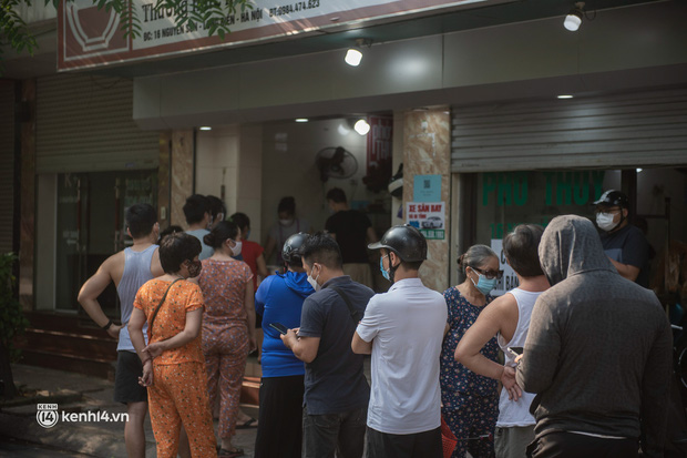  Xếp hàng dài mua đồ ăn ở Long Biên (Hà Nội): Khách mang cả cái nồi to, chủ quán làm 500 tô/ngày vẫn không đủ bán - Ảnh 2.