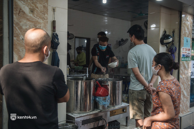 Xếp hàng dài mua đồ ăn ở Long Biên (Hà Nội): Khách mang cả cái nồi to, chủ quán làm 500 tô/ngày vẫn không đủ bán - Ảnh 13.