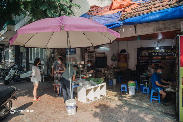  Xếp hàng dài mua đồ ăn ở Long Biên (Hà Nội): Khách mang cả cái nồi to, chủ quán làm 500 tô/ngày vẫn không đủ bán - Ảnh 14.
