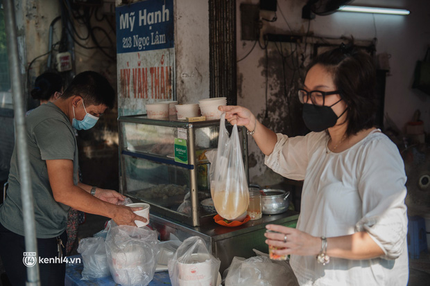  Xếp hàng dài mua đồ ăn ở Long Biên (Hà Nội): Khách mang cả cái nồi to, chủ quán làm 500 tô/ngày vẫn không đủ bán - Ảnh 15.