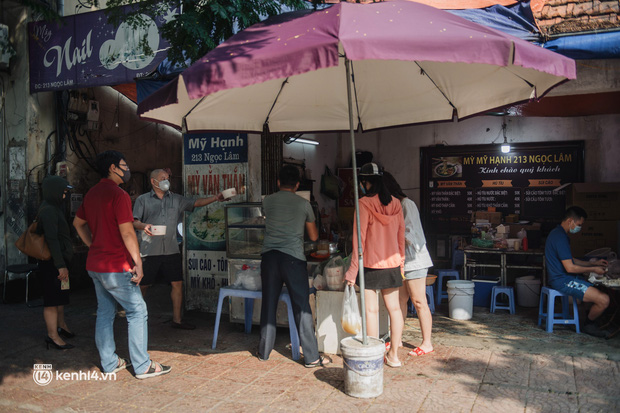  Xếp hàng dài mua đồ ăn ở Long Biên (Hà Nội): Khách mang cả cái nồi to, chủ quán làm 500 tô/ngày vẫn không đủ bán - Ảnh 16.