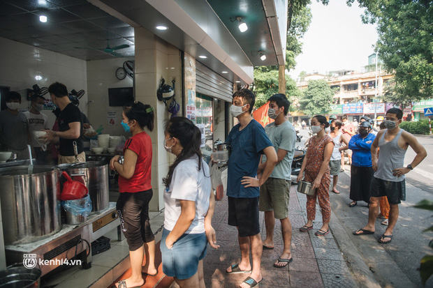  Xếp hàng dài mua đồ ăn ở Long Biên (Hà Nội): Khách mang cả cái nồi to, chủ quán làm 500 tô/ngày vẫn không đủ bán - Ảnh 3.