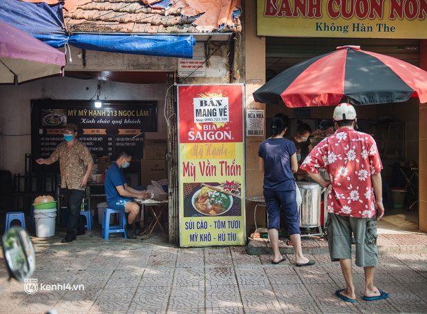  Xếp hàng dài mua đồ ăn ở Long Biên (Hà Nội): Khách mang cả cái nồi to, chủ quán làm 500 tô/ngày vẫn không đủ bán - Ảnh 4.