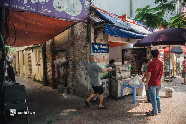  Xếp hàng dài mua đồ ăn ở Long Biên (Hà Nội): Khách mang cả cái nồi to, chủ quán làm 500 tô/ngày vẫn không đủ bán - Ảnh 5.