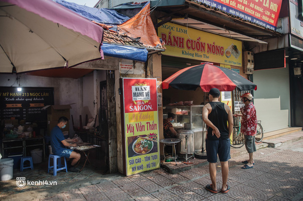  Xếp hàng dài mua đồ ăn ở Long Biên (Hà Nội): Khách mang cả cái nồi to, chủ quán làm 500 tô/ngày vẫn không đủ bán - Ảnh 6.