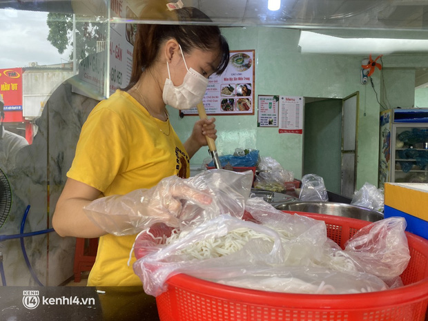  Nhiều quán ăn uống ở Sài Gòn cùng mở bán trở lại: Bún bò bán 300 tô/ngày, shipper xếp hàng mua trà sữa - Ảnh 5.