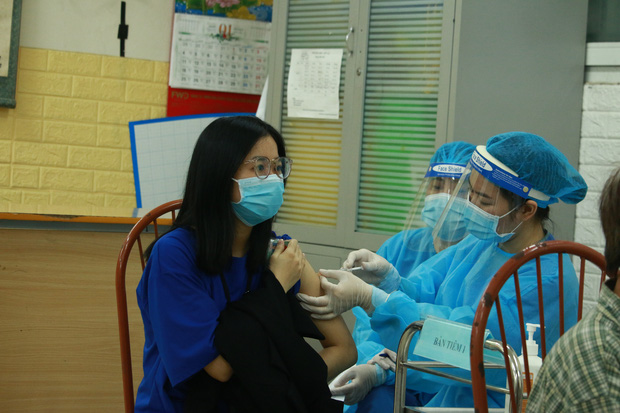  Ảnh: Nhiều phường ở Hà Nội đã hoàn thành tiêm vắc-xin Covid-19 cho người trên 18 tuổi - Ảnh 13.