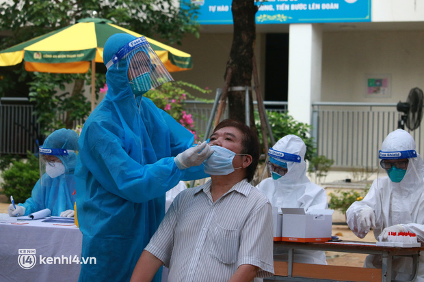  Ảnh: Nhiều phường ở Hà Nội đã hoàn thành tiêm vắc-xin Covid-19 cho người trên 18 tuổi - Ảnh 3.