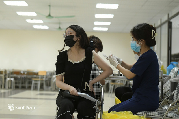  Ảnh: Nhiều phường ở Hà Nội đã hoàn thành tiêm vắc-xin Covid-19 cho người trên 18 tuổi - Ảnh 4.