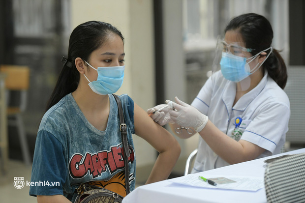  Ảnh: Nhiều phường ở Hà Nội đã hoàn thành tiêm vắc-xin Covid-19 cho người trên 18 tuổi - Ảnh 5.