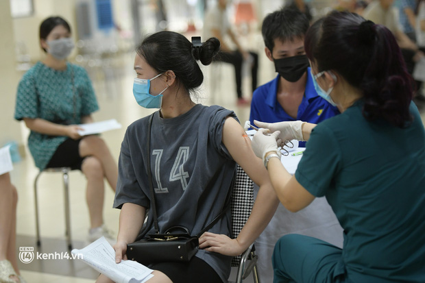 Ảnh: Nhiều phường ở Hà Nội đã hoàn thành tiêm vắc-xin Covid-19 cho người trên 18 tuổi - Ảnh 6.
