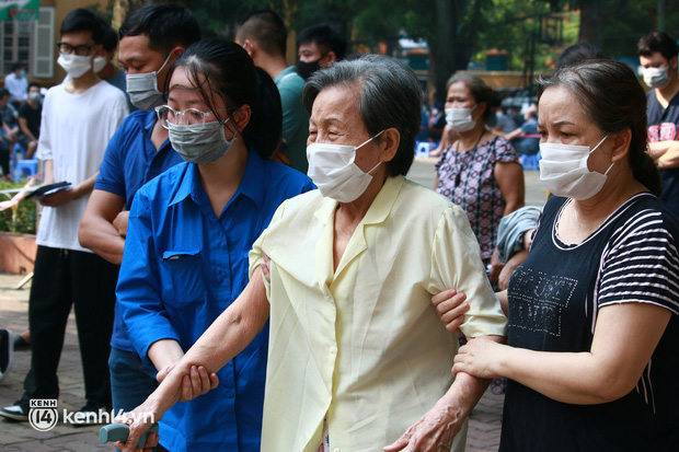  Ảnh: Nhiều phường ở Hà Nội đã hoàn thành tiêm vắc-xin Covid-19 cho người trên 18 tuổi - Ảnh 8.