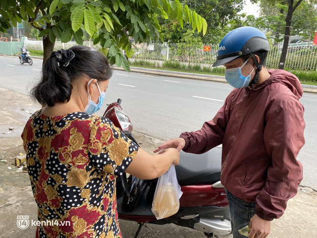  Nhiều quán ăn uống ở Sài Gòn cùng mở bán trở lại: Bún bò bán 300 tô/ngày, shipper xếp hàng mua trà sữa - Ảnh 11.