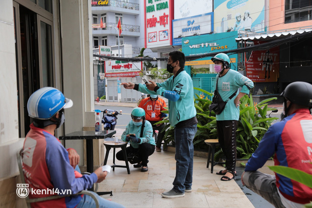  Nhiều quán ăn uống ở Sài Gòn cùng mở bán trở lại: Bún bò bán 300 tô/ngày, shipper xếp hàng mua trà sữa - Ảnh 12.