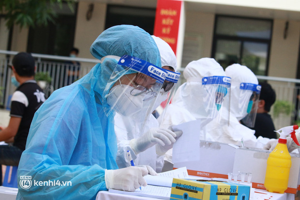  Ảnh: Nhiều phường ở Hà Nội đã hoàn thành tiêm vắc-xin Covid-19 cho người trên 18 tuổi - Ảnh 10.
