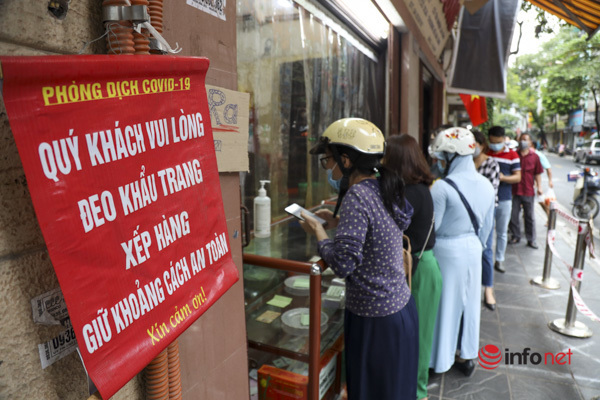  Thị trường bánh Trung thu Hà Nội, nơi xếp hàng dài chờ mua, nơi lại vắng khách  - Ảnh 7.