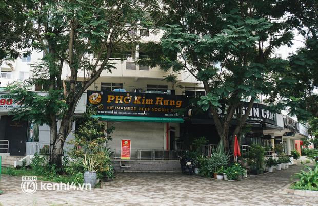  Ngày đầu quận 7 tái hoạt động: Quán ăn bán trực tiếp cho người dân mang về, cửa hàng điện thoại, tiệm sửa xe đã mở lại - Ảnh 8.