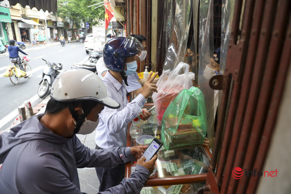  Thị trường bánh Trung thu Hà Nội, nơi xếp hàng dài chờ mua, nơi lại vắng khách  - Ảnh 8.