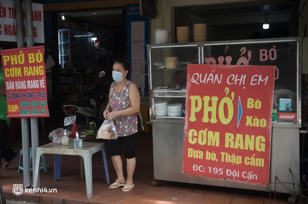  Hàng ăn Hà Nội sát giờ mở cửa: Chỉ mới lác đác vài quán, cảnh tượng vắng vẻ trái với tưởng tượng của dân tình - Ảnh 1.