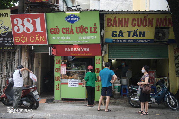  Hà Nội: Người dân ở “vùng đỏ” có được mua hàng/đồ ăn bán mang về ở “vùng xanh” không? - Ảnh 1.