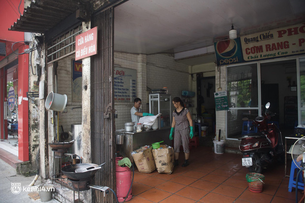  Hàng ăn Hà Nội sát giờ mở cửa: Chỉ mới lác đác vài quán, cảnh tượng vắng vẻ trái với tưởng tượng của dân tình - Ảnh 8.