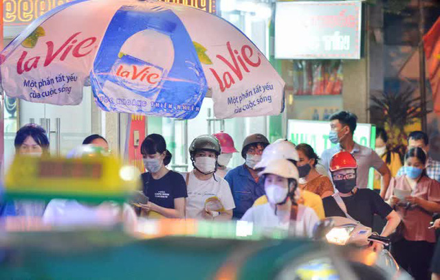 Rồng rắn xếp hàng mua bánh trung thu trong ngày nới lỏng giãn cách vùng xanh - Ảnh 2. Rồng rắn xếp hàng mua bánh trung thu trong ngày nới lỏng giãn cách vùng xanh - Ảnh 2.