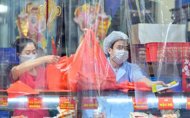 Rồng rắn xếp hàng mua bánh trung thu trong ngày nới lỏng giãn cách vùng xanh - Ảnh 12. Rồng rắn xếp hàng mua bánh trung thu trong ngày nới lỏng giãn cách vùng xanh - Ảnh 12.