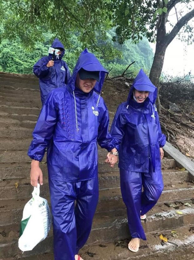Công Vinh - Thuỷ Tiên 12 năm thói quen nắm tay không đổi, kể cả đứng trước cơn bão sao kê - Ảnh 2. Công Vinh - Thuỷ Tiên 12 năm thói quen nắm tay không đổi, kể cả đứng trước cơn bão sao kê - Ảnh 2.