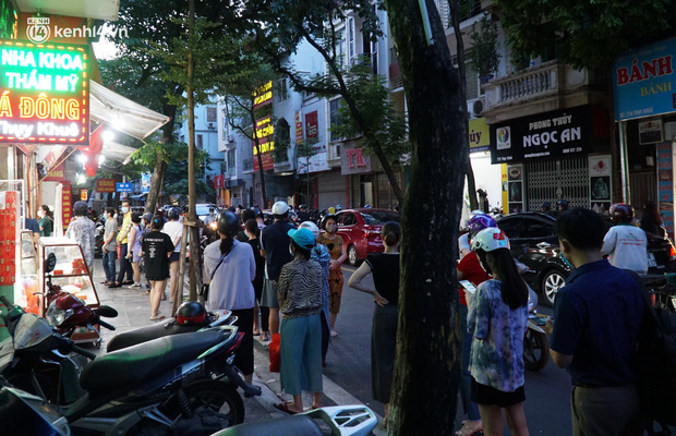  Sau khi người dân xếp hàng mua bánh Trung thu đông nghịt ở phố Thuỵ Khuê, một loạt cửa hàng đã phải tạm dừng hoạt động - Ảnh 3.