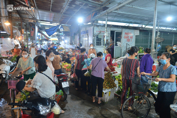  Ảnh: Hà Nội vừa nới lỏng giãn cách xã hội, người dân ra đường từ tờ mờ sáng, chợ dân sinh tấp nập người mua kẻ bán - Ảnh 14.