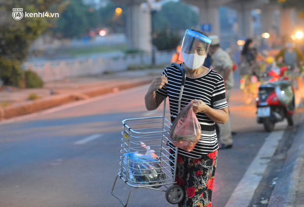  Ảnh: Hà Nội vừa nới lỏng giãn cách xã hội, người dân ra đường từ tờ mờ sáng, chợ dân sinh tấp nập người mua kẻ bán - Ảnh 5.