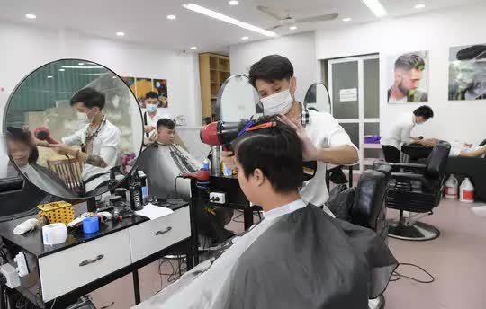  CLIP: Người dân Thủ đô ùn ùn kéo đi cắt tóc trong ngày đầu tiên chấm dứt giãn cách xã hội  - Ảnh 6.
