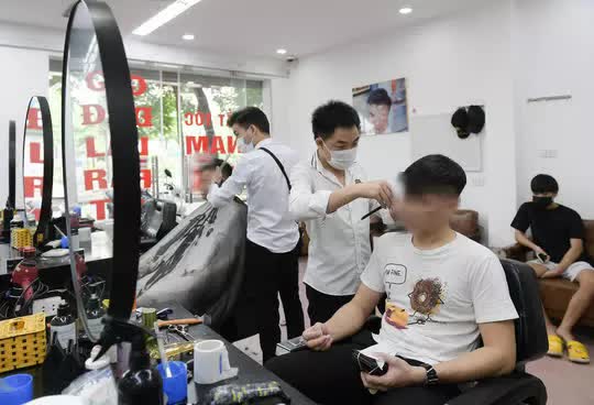  CLIP: Người dân Thủ đô ùn ùn kéo đi cắt tóc trong ngày đầu tiên chấm dứt giãn cách xã hội  - Ảnh 8.