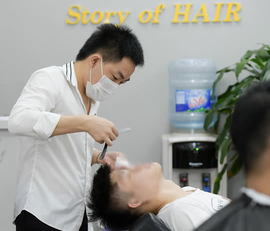  CLIP: Người dân Thủ đô ùn ùn kéo đi cắt tóc trong ngày đầu tiên chấm dứt giãn cách xã hội  - Ảnh 9.