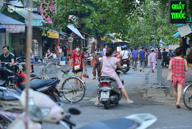  Ảnh: Hà Nội vừa nới lỏng giãn cách xã hội, người dân ra đường từ tờ mờ sáng, chợ dân sinh tấp nập người mua kẻ bán - Ảnh 11.
