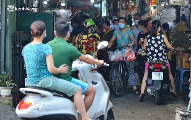  Ảnh: Hà Nội vừa nới lỏng giãn cách xã hội, người dân ra đường từ tờ mờ sáng, chợ dân sinh tấp nập người mua kẻ bán - Ảnh 12.