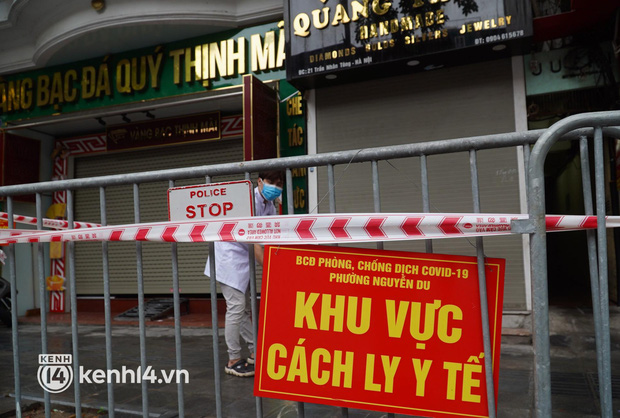  Ảnh: Phong toả 5 tiệm vàng trên phố Trần Nhân Tông sau ca dương tính SARS-CoV-2 - Ảnh 9.