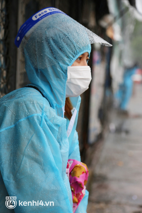 Hàng trăm bà bầu đội mưa, đợi xe về Quảng Ngãi sau bao ngày trông ngóng: Được về là tốt lắm rồi - Ảnh 5.