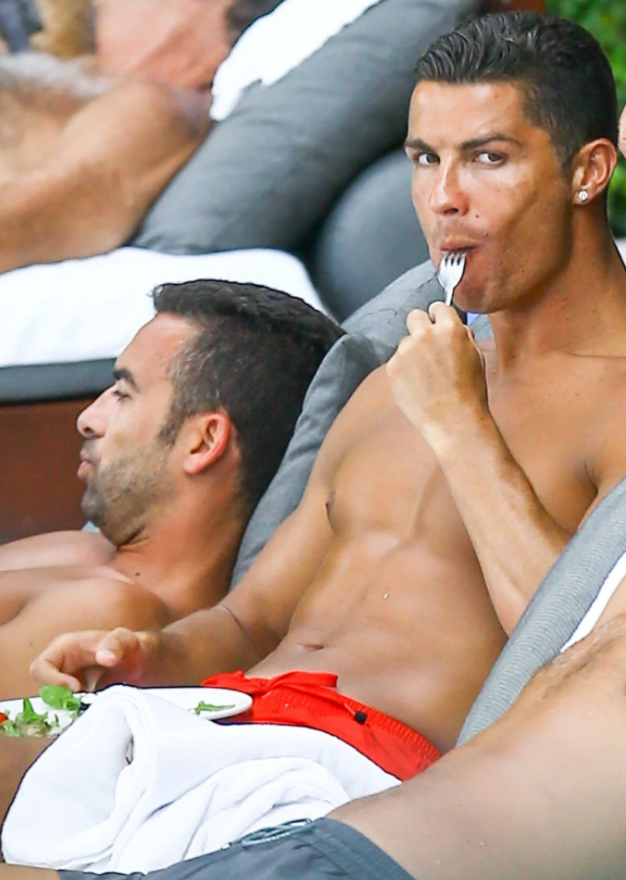  Ronaldo cập nhật món ăn yêu thích cho đầu bếp MU, một vài đồng đội chỉ còn biết lắc đầu lè lưỡi - Ảnh 1.