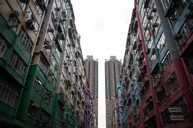 Giá nhà tăng cao chóng mặt, nhiều người buộc phải sống trong các căn hộ siêu nhỏ, kích thước chỉ bằng 2 chiếc giường ở Hong Kong - Ảnh 1.