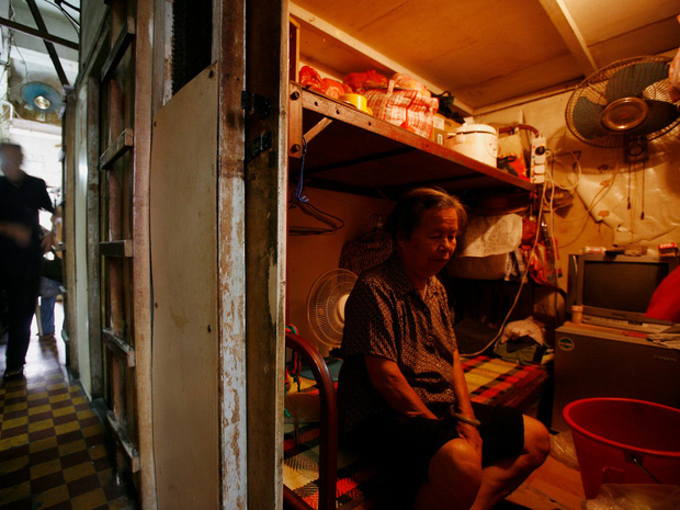 Giá nhà tăng cao chóng mặt, nhiều người buộc phải sống trong các căn hộ siêu nhỏ, kích thước chỉ bằng 2 chiếc giường ở Hong Kong - Ảnh 3.