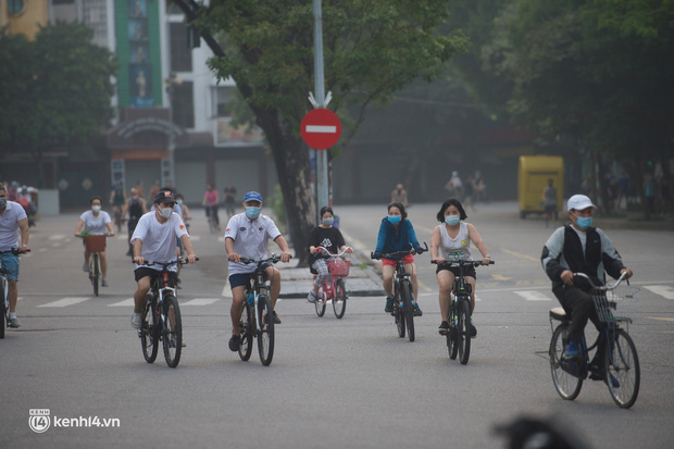  Hồ Gươm náo nức ngày trở lại: Trường đua xe đạp rộn ràng, người tập thể dục hân hoan hơn bao giờ hết - Ảnh 3.
