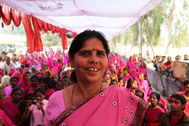 Gulabi Gang - Băng đảng màu hồng của chị em Ấn Độ chuyên đi diệt trừ yêu râu xanh, vũ phu và gia trưởng - Ảnh 1.