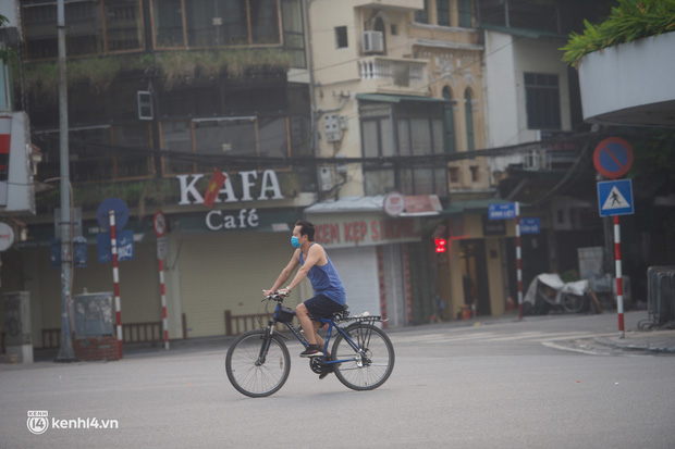  Hồ Gươm náo nức ngày trở lại: Trường đua xe đạp rộn ràng, người tập thể dục hân hoan hơn bao giờ hết - Ảnh 12.