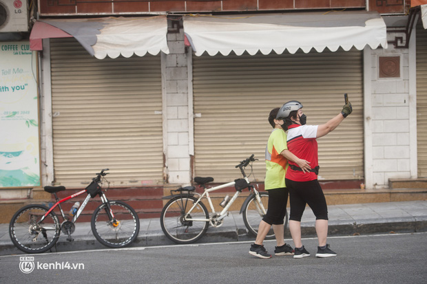  Hồ Gươm náo nức ngày trở lại: Trường đua xe đạp rộn ràng, người tập thể dục hân hoan hơn bao giờ hết - Ảnh 4.